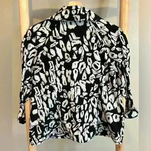 CHICOS SIZE 1 (M 8/10) Womens Medium ZENERGY activewear Lightweight Jacket - Picture 2 of 8